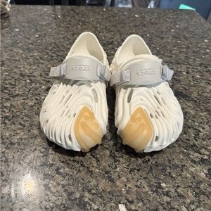 Salehe Bembury Crocs “Stratus”